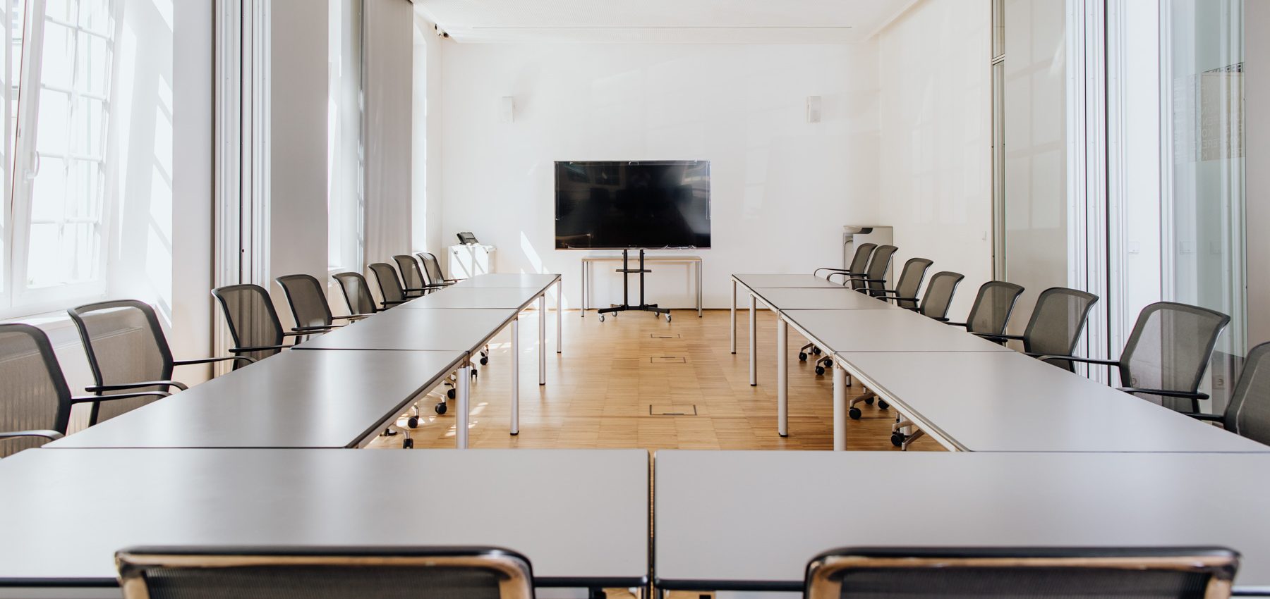 Unser Besprechungsraum in der Rechtsanwaltskanzlei in Linz steht unserer Anwälten und Anwältinnen für Besprechungen mit Mandantinnen und Mandanten zur Verfügung