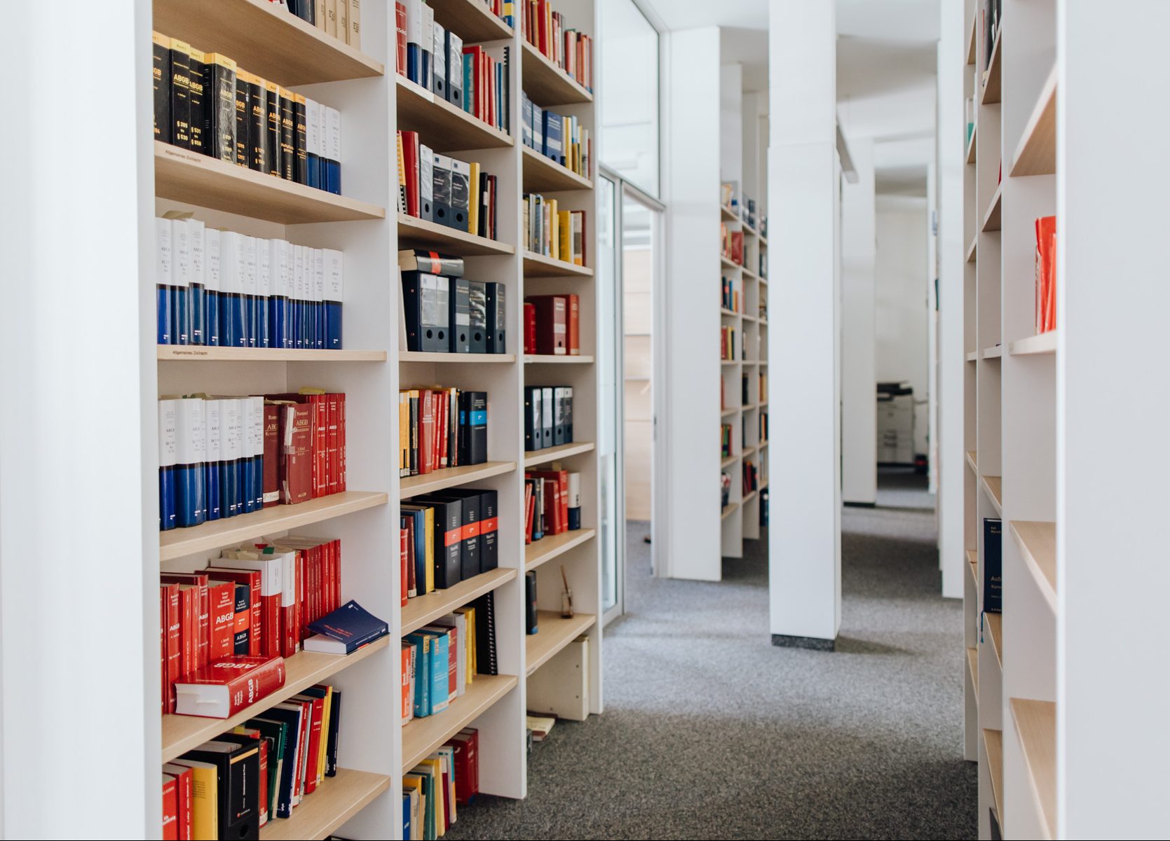 Das wissen unserer Rechtsanwälte und Rechtsanwältinnen wird durch unsere gut ausgestattete Bibliothek in Linz gestützt.