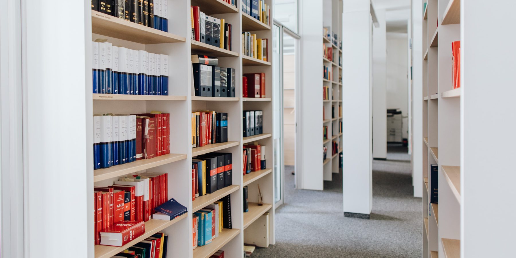 Das wissen unserer Rechtsanwälte und Rechtsanwältinnen wird durch unsere gut ausgestattete Bibliothek in Linz gestützt.