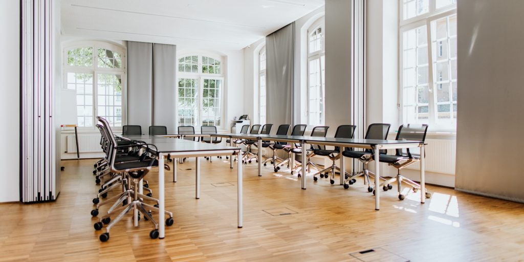 Unser Besprechungsraum in der Rechtsanwaltskanzlei in Linz steht unserer Anwälten und Anwältinnen für Besprechungen mit Mandantinnen und Mandanten zur Verfügung